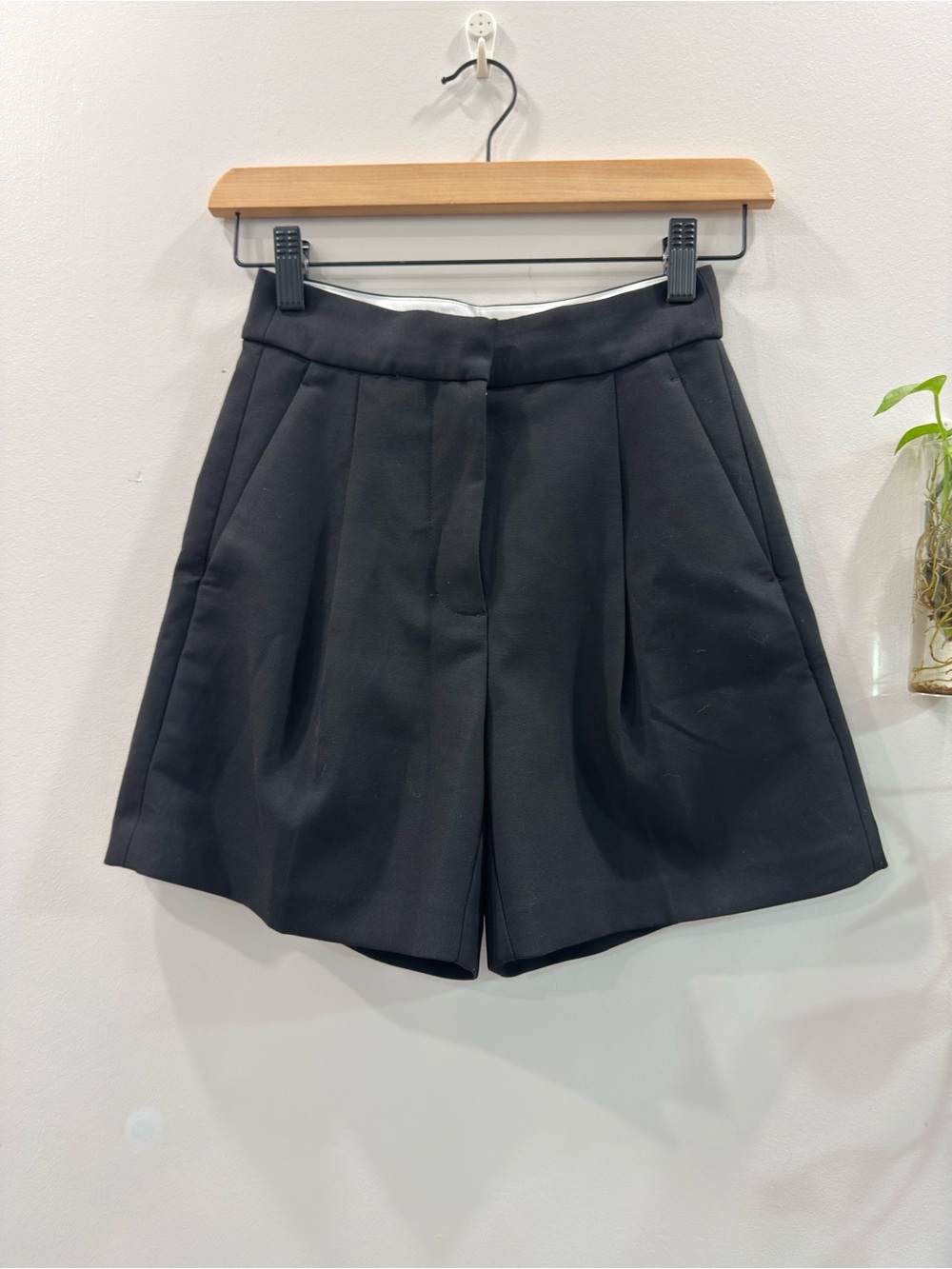 Aritzia Wilfred Effortless Refine High-Rise Pleated Shorts Black Size 00